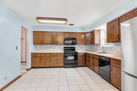 Tiny photo for 829 E Evergreen Street, Wheaton, IL 60187 (MLS # 12471427)