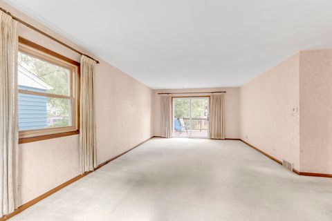 Tiny photo for 829 E Evergreen Street, Wheaton, IL 60187 (MLS # 12471427)