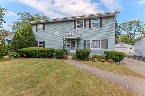 Photo of 829 E Evergreen Street, Wheaton, IL 60187 (MLS # 12471427)