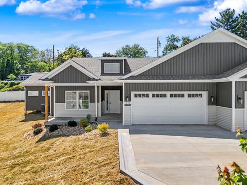 Photo of 1310 Heights Court, Bettendorf, IA 52722 (MLS # 12683509)