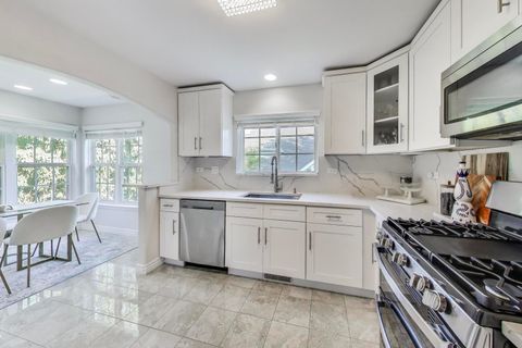 Tiny photo for 2032 Avalon Court, Northbrook, IL 60062 (MLS # 12426367)