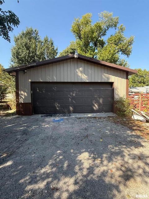 Tiny photo for 808 S VICTOR Street, Christopher, IL 62822 (MLS # QC4268849)