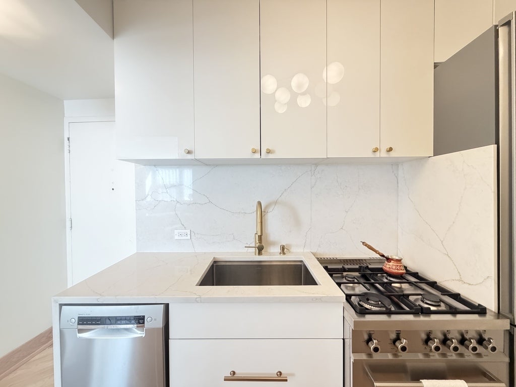 1150 N LAKE SHORE Drive 7K