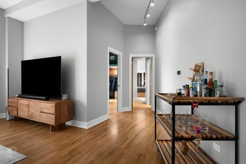 Tiny photo for 3325 N Lincoln Avenue #302, Chicago, IL 60657 (MLS # 12635825)