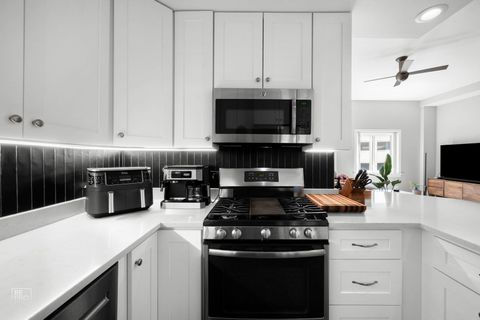 Tiny photo for 3325 N Lincoln Avenue #302, Chicago, IL 60657 (MLS # 12635825)