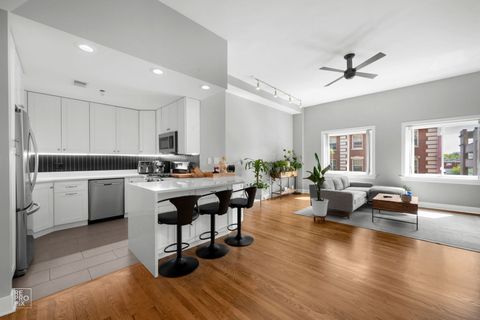 Tiny photo for 3325 N Lincoln Avenue #302, Chicago, IL 60657 (MLS # 12635825)