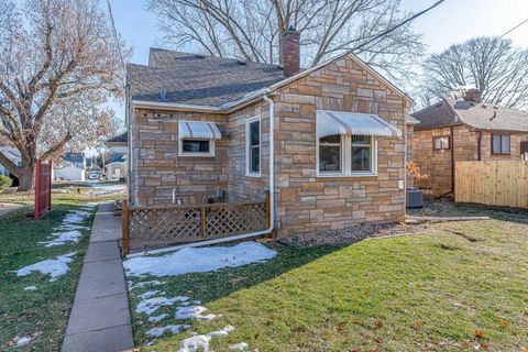 Tiny photo for 2308 Wilkes Avenue, Davenport, IA 52804 (MLS # 100000280)