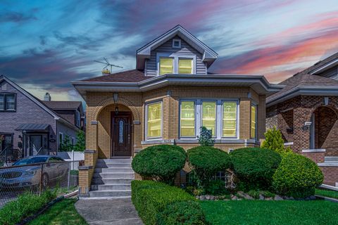 Tiny photo for 6254 N NAGLE Avenue, Chicago, IL 60646 (MLS # 12467703)