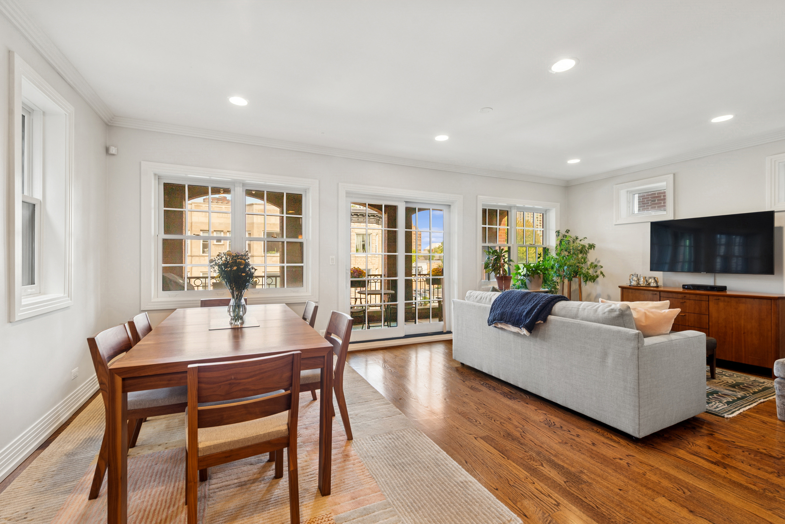 627 W Buckingham Place 3