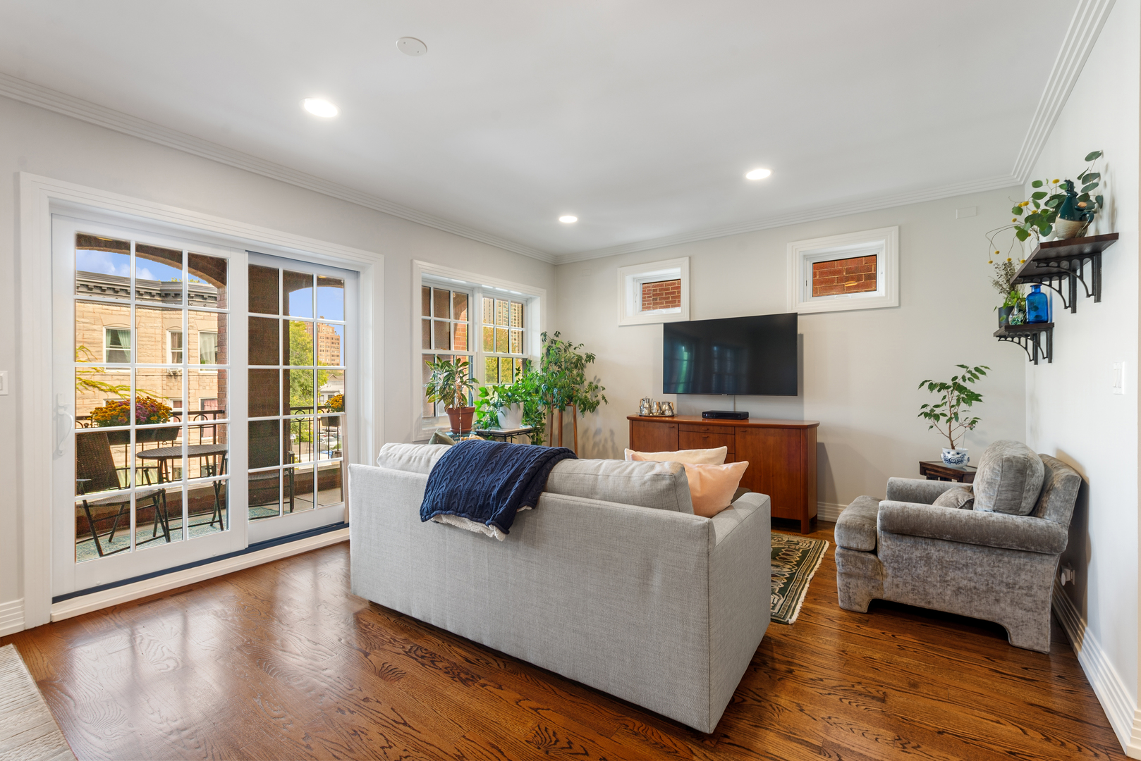 627 W Buckingham Place 3