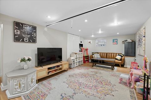 Tiny photo for 289 Oxford Road, Des Plaines, IL 60016 (MLS # 12625650)