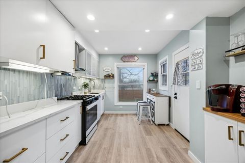 Tiny photo for 289 Oxford Road, Des Plaines, IL 60016 (MLS # 12625650)