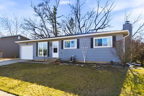 Photo of 425 Walnut Drive, Streamwood, IL 60107 (MLS # 12579735)