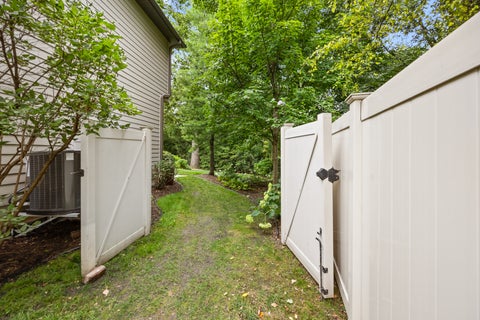 Tiny photo for 331 Brookside Circle, Wheaton, IL 60187 (MLS # 12734556)