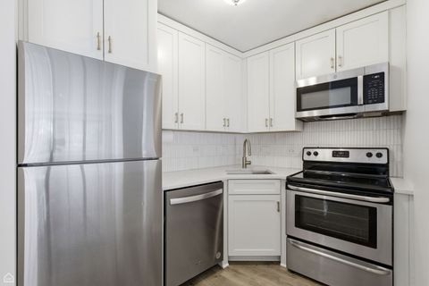 Tiny photo for 2930 N SHERIDAN Road #302, Chicago, IL 60657 (MLS # 12516815)