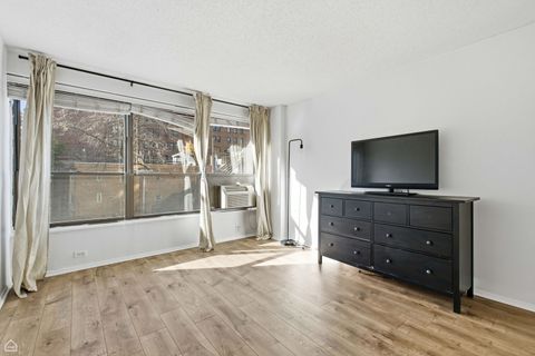 Tiny photo for 2930 N SHERIDAN Road #302, Chicago, IL 60657 (MLS # 12516815)