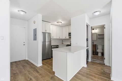 Tiny photo for 2930 N SHERIDAN Road #302, Chicago, IL 60657 (MLS # 12516815)