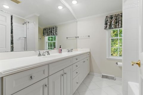 Tiny photo for 8 Royal Court, Lincolnshire, IL 60069 (MLS # 12422544)
