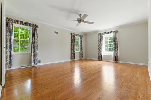 Tiny photo for 8 Royal Court, Lincolnshire, IL 60069 (MLS # 12422544)