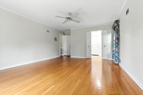 Tiny photo for 8 Royal Court, Lincolnshire, IL 60069 (MLS # 12422544)