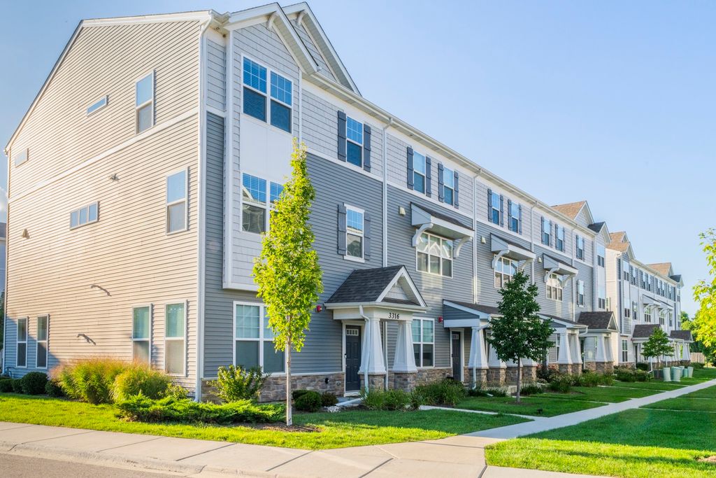 Photo for 3316 Trillium Circle, Rolling Meadows, IL 60008 (MLS # 12461843)