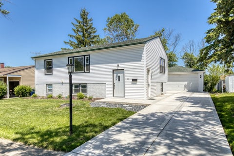 Photo of 8920 Fairway Drive, Orland Park, IL 60462 (MLS # 12691345)