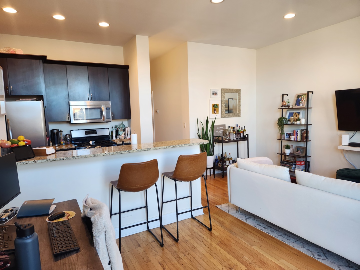 918 W Belmont Avenue 306