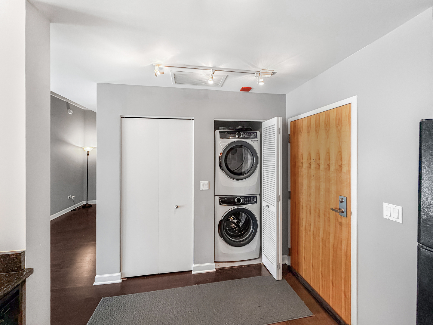 845 N KINGSBURY Street 405
