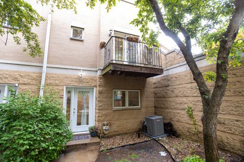 919 W LELAND Avenue F Chicago IL 60640