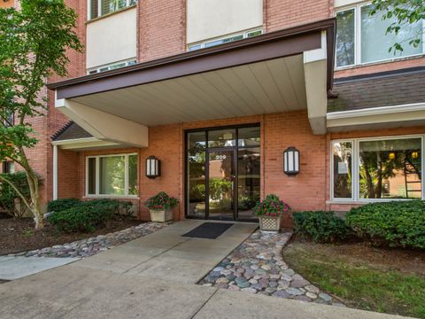 Photo of 209 Rivershire Lane #403, Lincolnshire, IL 60069 (MLS # 12448278)