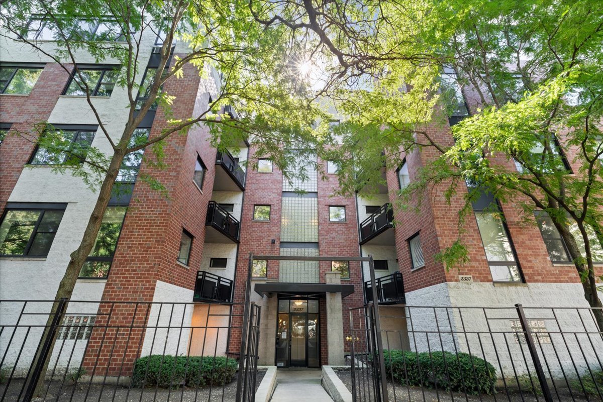 Chicago, Illinois 60618, United States, 2 Bedrooms Bedrooms, ,2 BathroomsBathrooms,Residential,Active,213770