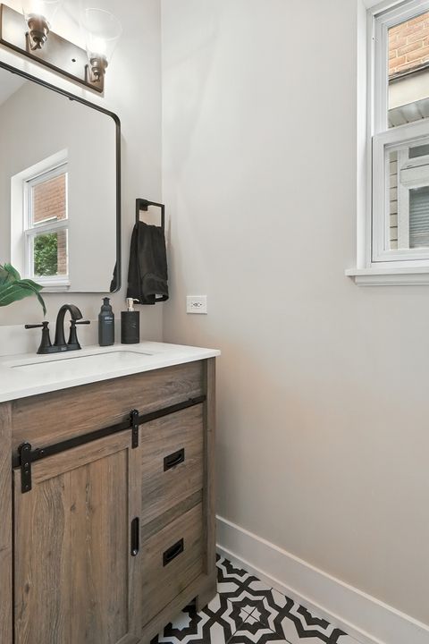 Tiny photo for 4055 S Ellis Avenue, Chicago, IL 60653 (MLS # 12492714)