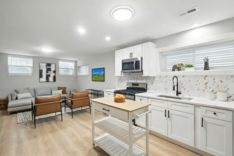 Tiny photo for 4055 S Ellis Avenue, Chicago, IL 60653 (MLS # 12492714)