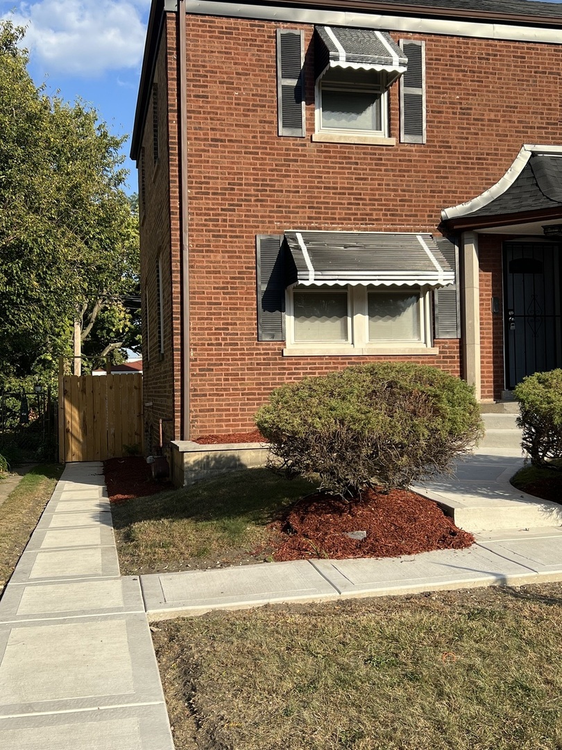 8521 S Saint Lawrence Avenue