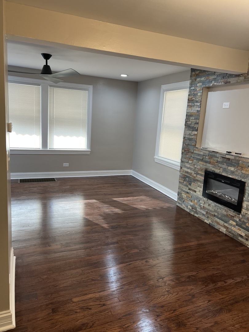 8521 S Saint Lawrence Avenue