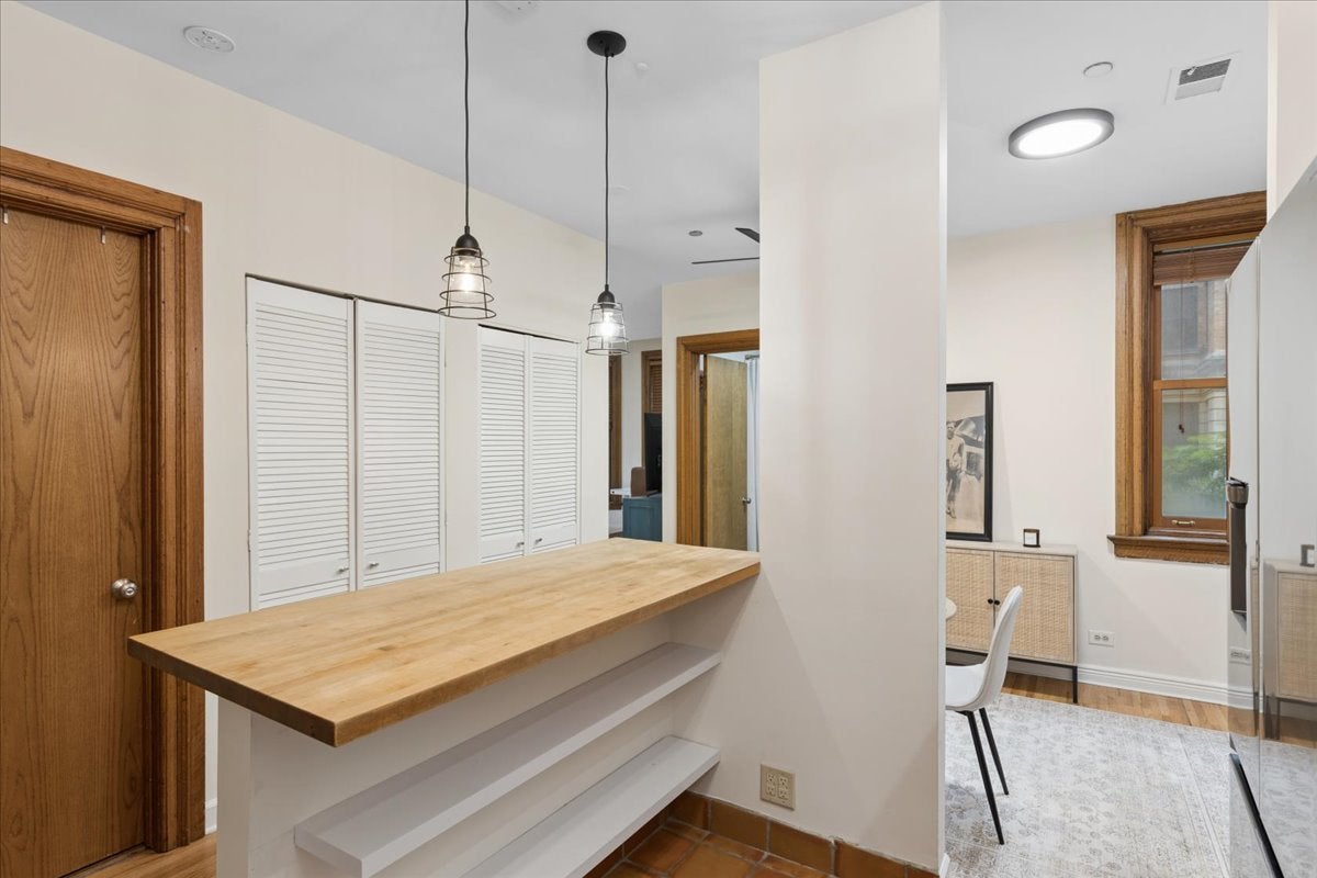 550 W SURF Street 104