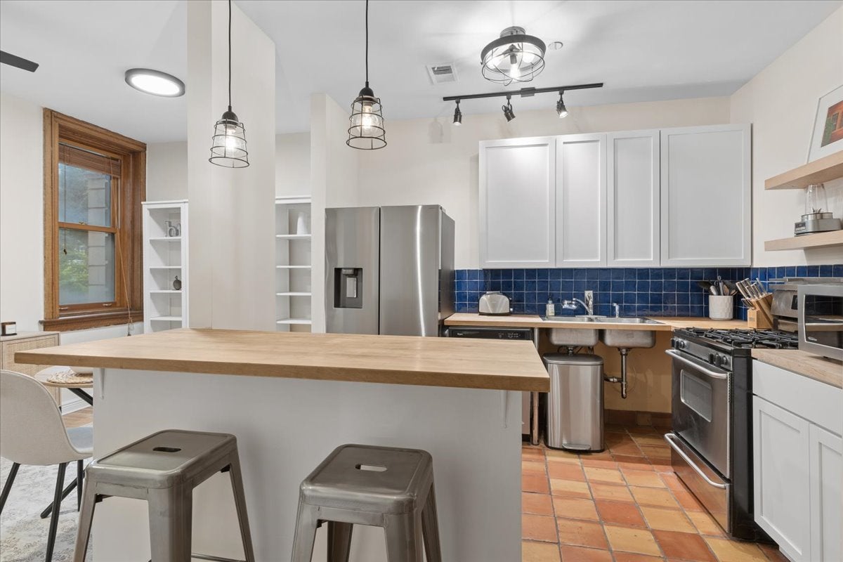 550 W SURF Street 104