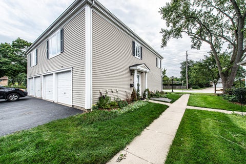 Tiny photo for 724 E Old Willow Road #104D, Prospect Heights, IL 60070 (MLS # 12746695)