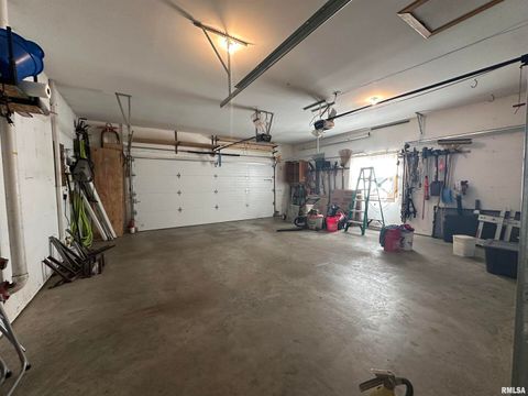 Tiny photo for 613 33RD Avenue N, Clinton, IA 52732 (MLS # QC4266588)