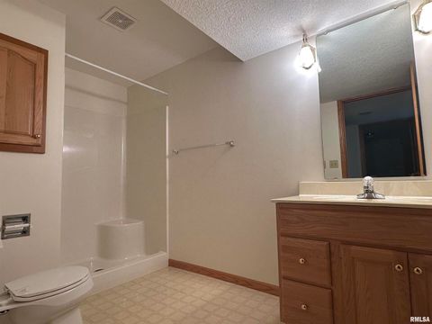 Tiny photo for 613 33RD Avenue N, Clinton, IA 52732 (MLS # QC4266588)