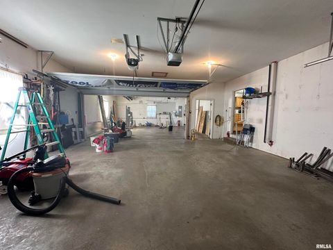 Tiny photo for 613 33RD Avenue N, Clinton, IA 52732 (MLS # QC4266588)