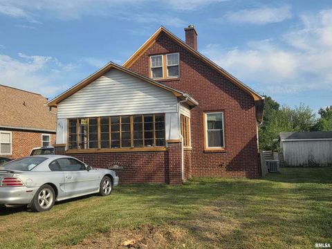 Photo of 633 OAK Street, Carmi, IL 62821 (MLS # EB459643)