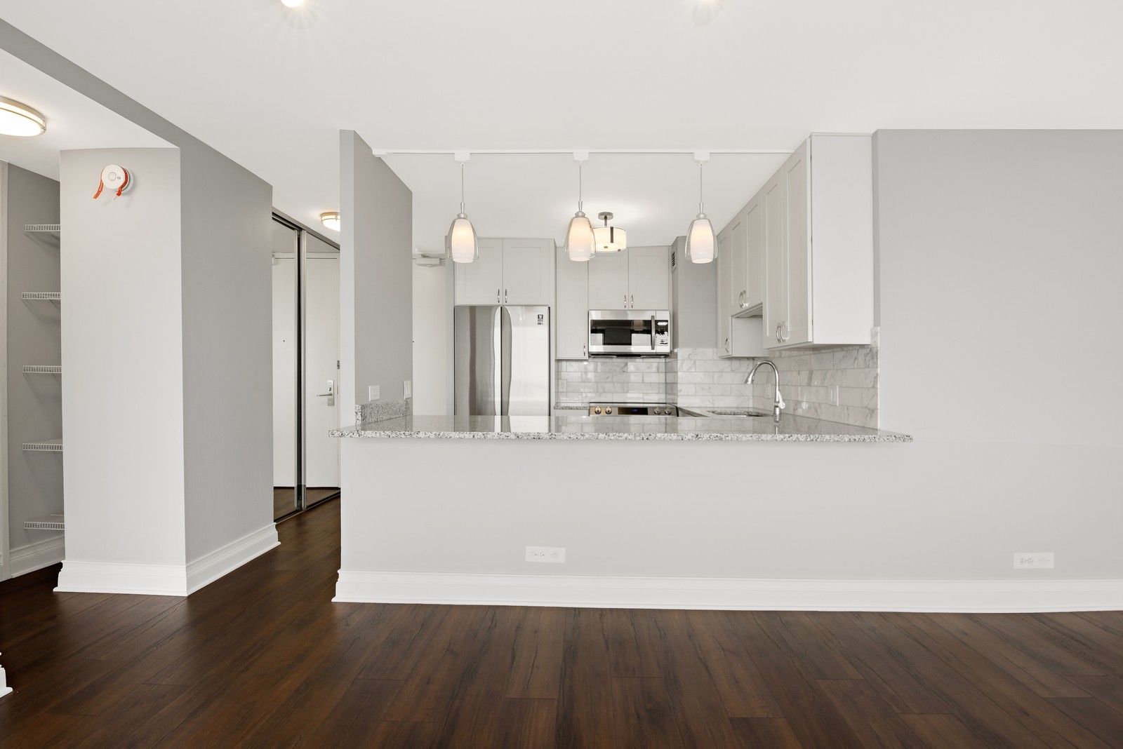 4343 N CLARENDON Avenue 2214