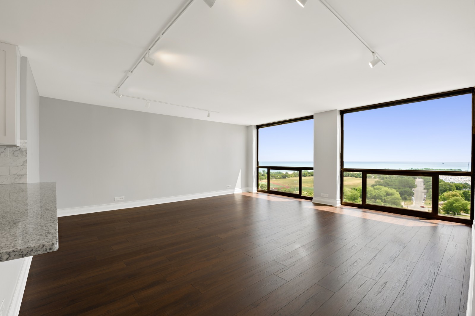 4343 N CLARENDON Avenue 2214