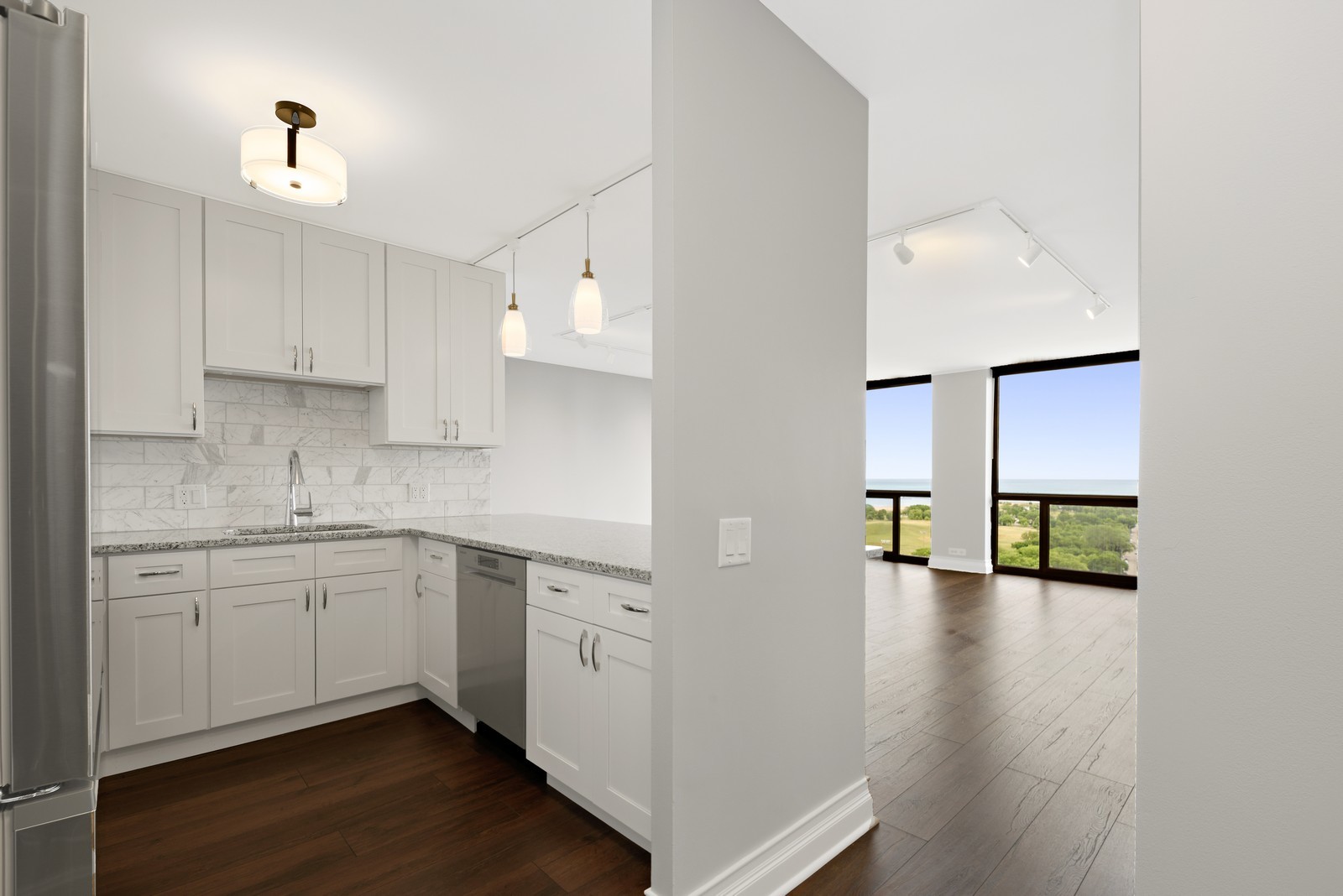 4343 N CLARENDON Avenue 2214
