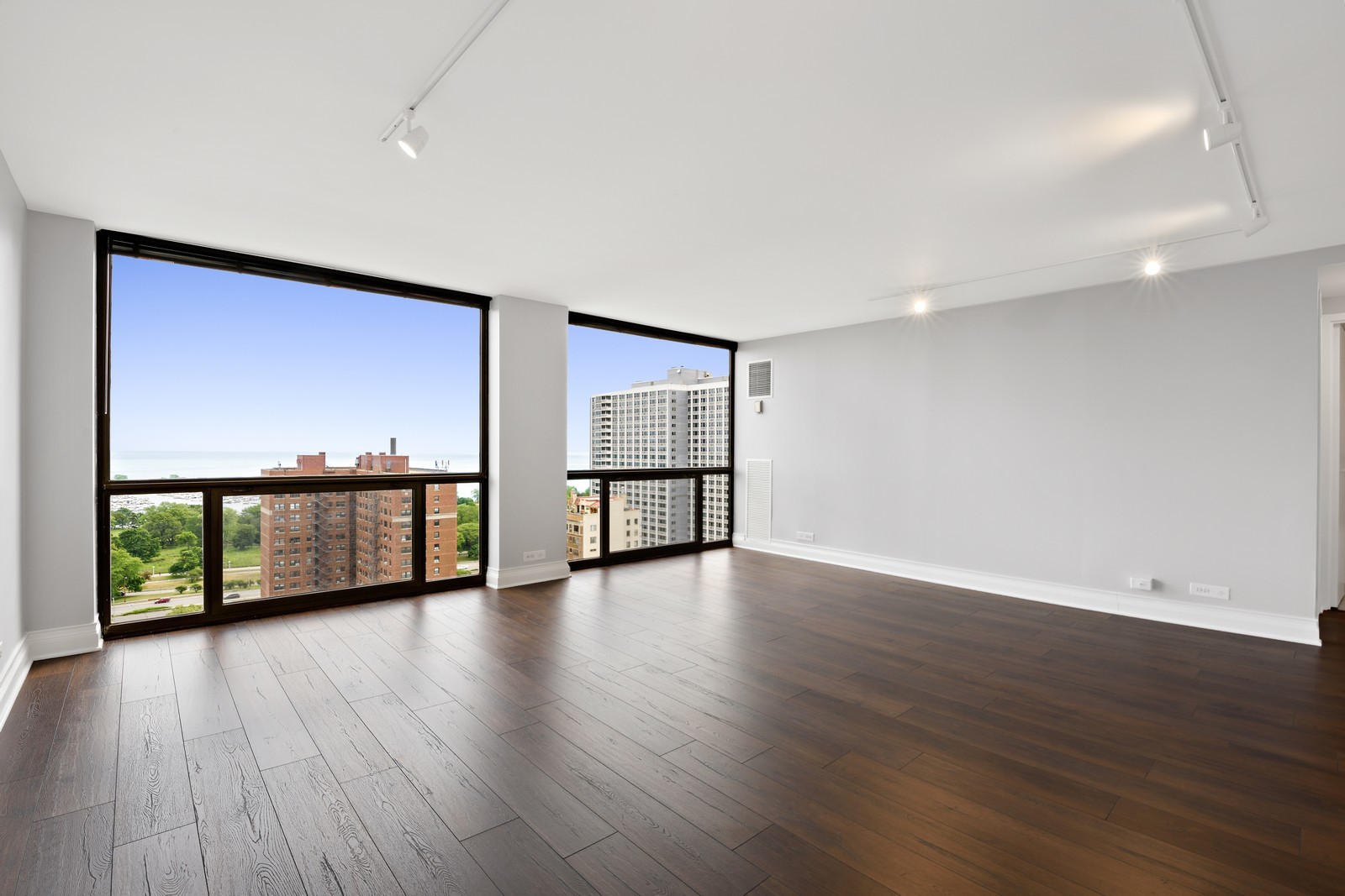 4343 N CLARENDON Avenue 2214