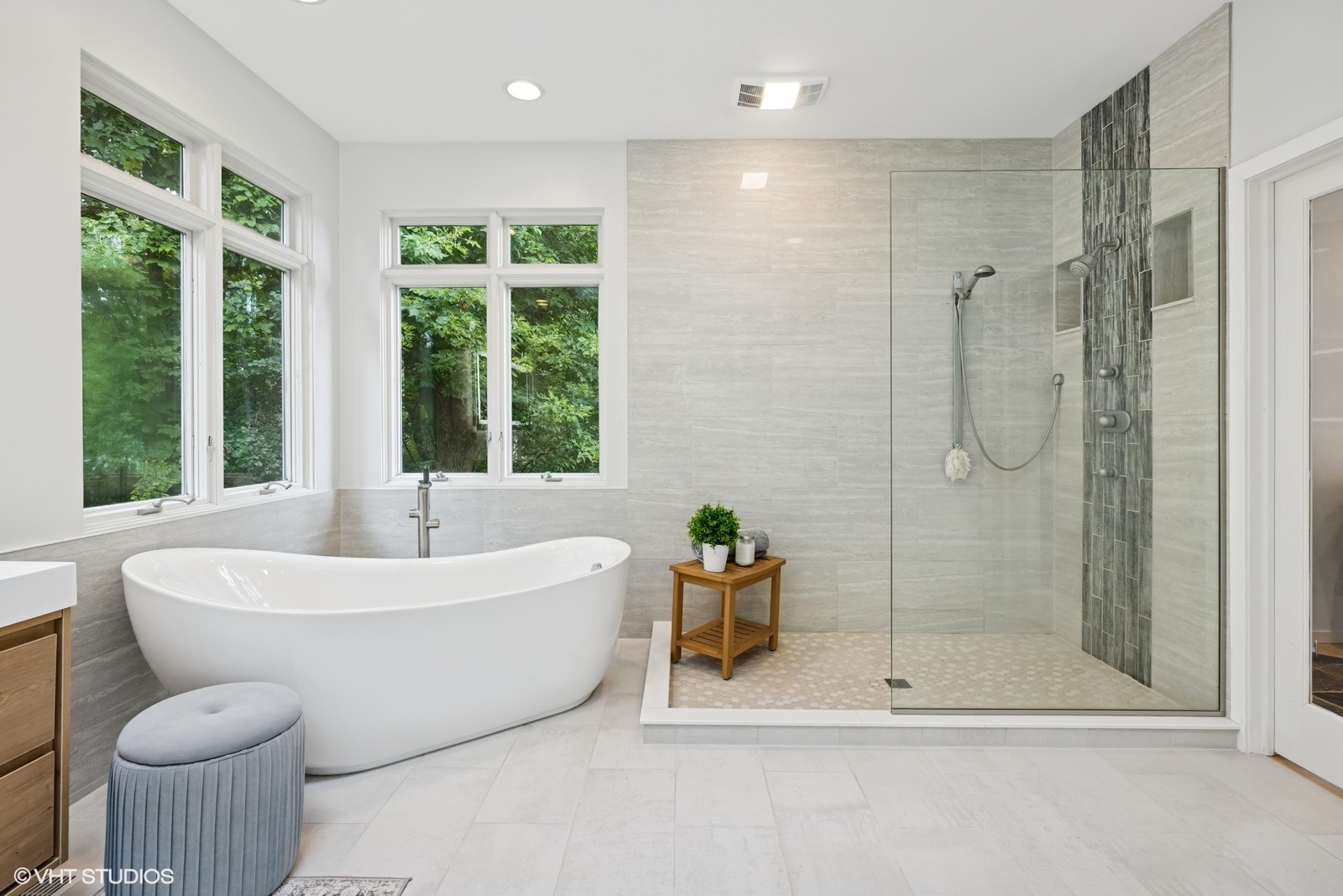 Crystal Lake, Illinois 60012, United States, 3 Bedrooms Bedrooms, ,4 BathroomsBathrooms,Residential,Active,181836