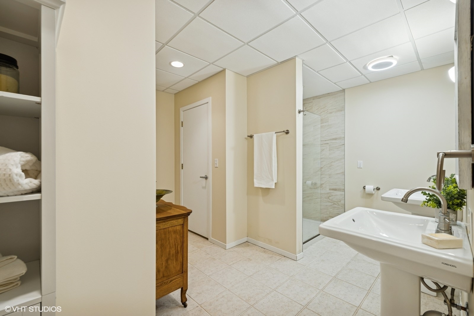 Crystal Lake, Illinois 60012, United States, 3 Bedrooms Bedrooms, ,4 BathroomsBathrooms,Residential,Active,181836