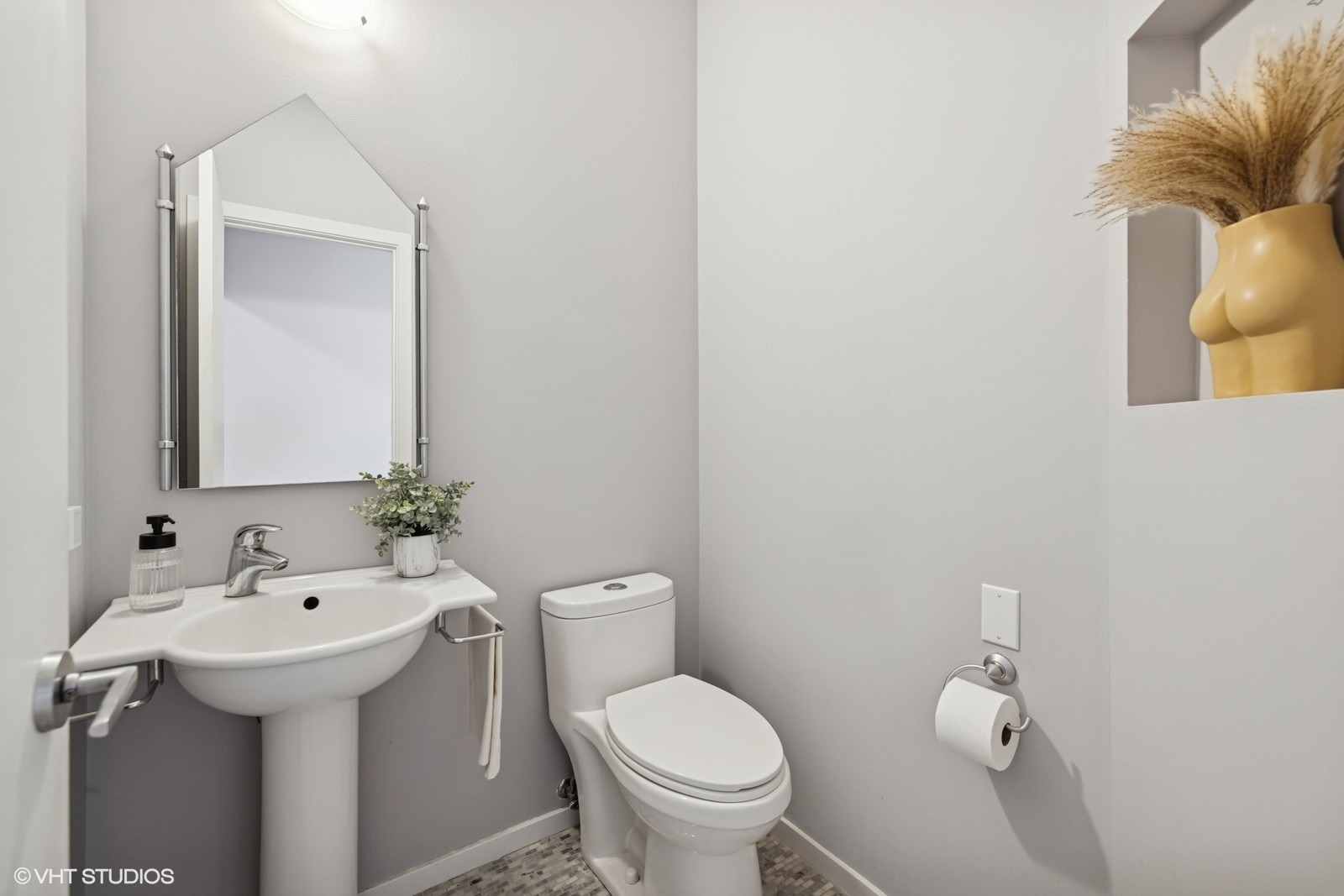 Crystal Lake, Illinois 60012, United States, 3 Bedrooms Bedrooms, ,4 BathroomsBathrooms,Residential,Active,181836