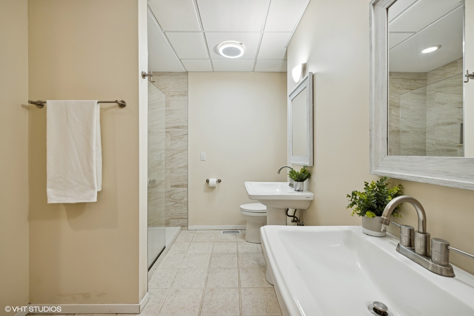 Crystal Lake, Illinois 60012, United States, 3 Bedrooms Bedrooms, ,4 BathroomsBathrooms,Residential,Active,181836